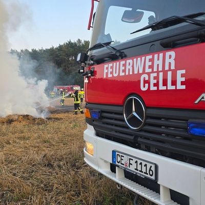 FW Celle: Strohballen brennen auf Stoppelfeld