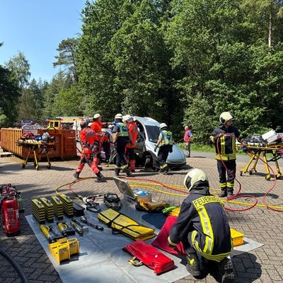 FW-AUR: Feuerwehr und Rettungsdienst trainieren komplexe Unfallszenarien