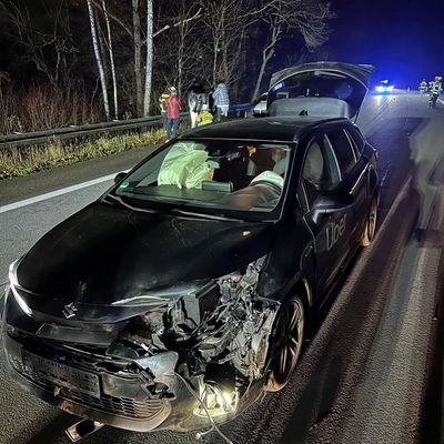 FW-EN: Serie von Containerbränden und Verkehrsunfall halten Einsatzkräfte in der Nacht in Atem