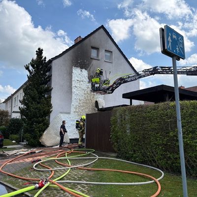 FW Paderborn: Garagenbrand greift auf Carport über - Feuerwehr verhindert Übergreifen auf Wohnhaus