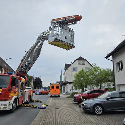 FW-EN: Wetter - Unterstützung Rettungsdienst am Sonntag und Fahrzeugbrand am Montag