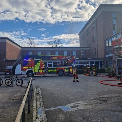 FW Neumünster: Starke Rauchentwicklung bei Feuer in der Walther-Lehmkuhl-Schule in Neumünster