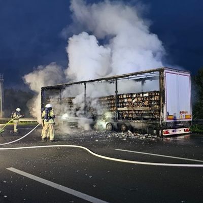 FW Helmstedt: Lkw Auflieger brennt auf Autobahn