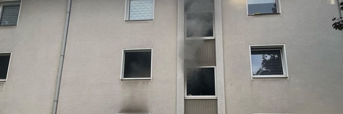 FW-MH: Brand in Mehrfamilienhaus in Mülheim an der Ruhr - Bewohner über Steckleiter gerettet