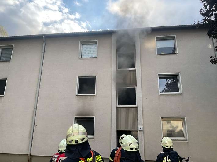 FW-MH: Brand in Mehrfamilienhaus in Mülheim an der Ruhr - Bewohner über Steckleiter gerettet