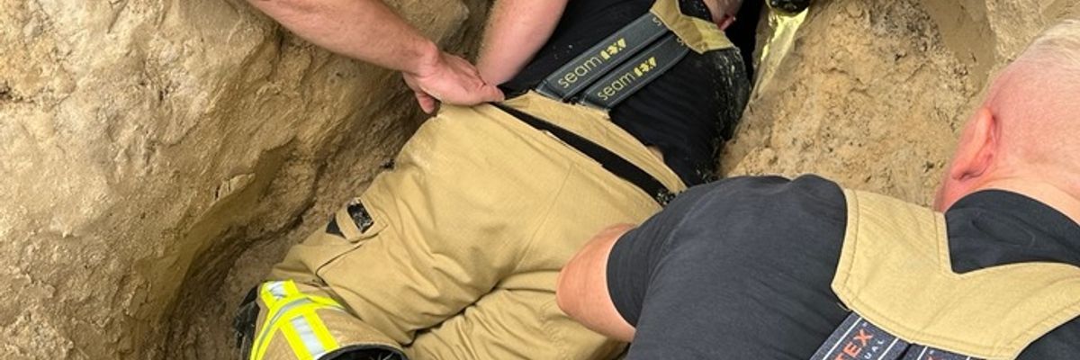 FW Bremerhaven: Technische Tierrettung in Buschkämpen - Feuerwehr befreit Igel aus Drainageleitung