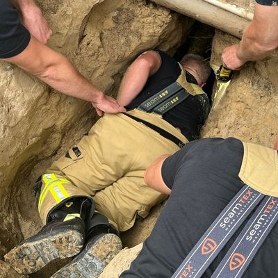FW Bremerhaven: Technische Tierrettung in Buschkämpen - Feuerwehr befreit Igel aus Drainageleitung