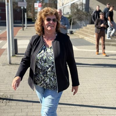 FW-WRN: Mit Drehleiter in den Ruhestand: Überraschende Verabschiedung für Kordula Mertens