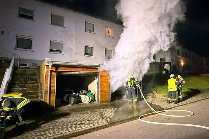 FW LK Neunkirchen: Sechs Brände in einer Nacht - Feuerwehr Neunkirchen im Dauereinsatz