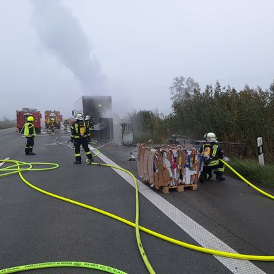 FW-ROW: Lkw-Brand auf der Autobahn A1 - umfangreiche Löscharbeiten erforderlich