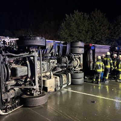 FW Bad Honnef: Umgestürzter LKW auf der A3 bei Bad Honnef sorgt für stundenlange Vollsperrung
