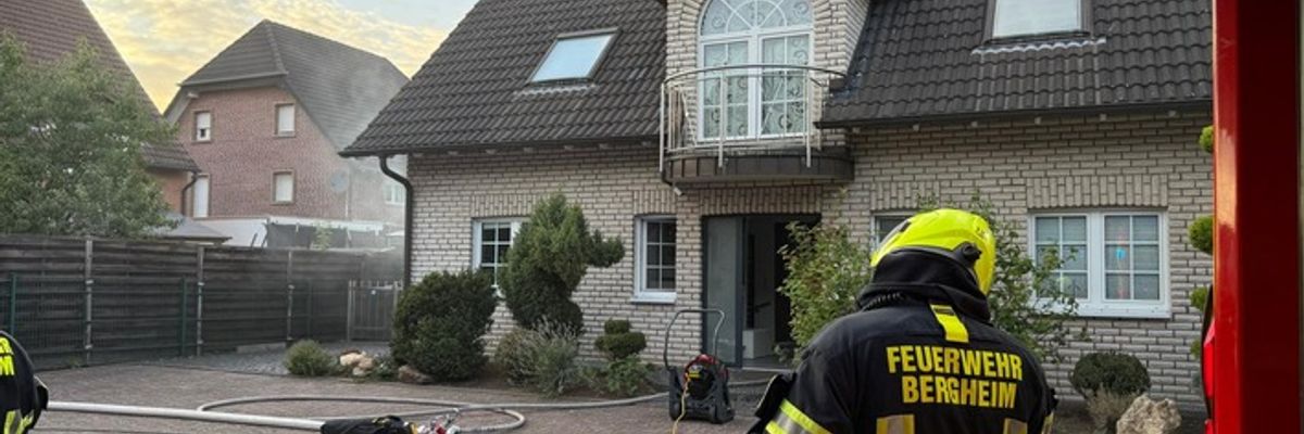 FW Bergheim: Kellerbrand am Dornröschenweg - Akkubrand sorgt für starke Rauchentwicklung