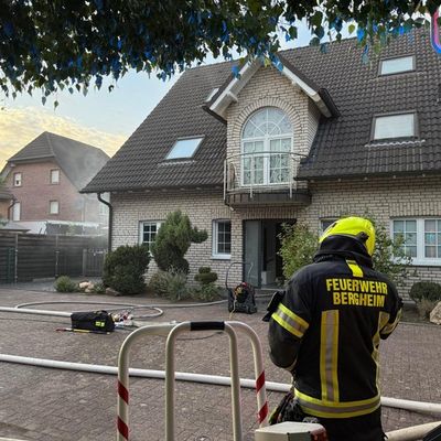 FW Bergheim: Kellerbrand am Dornröschenweg - Akkubrand sorgt für starke Rauchentwicklung