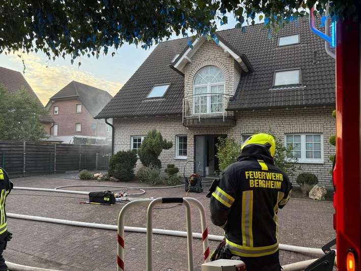 FW Bergheim: Kellerbrand am Dornröschenweg - Akkubrand sorgt für starke Rauchentwicklung