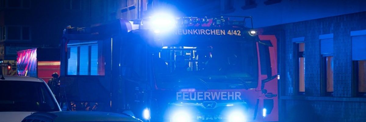 FW LK Neunkirchen: Feuerwehr bekämpft Kellerbrand in Neunkircher Innenstadt