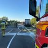 FW Speyer: LKW-Vollbrand auf der A61 - Fahrer unverletzt, Böschung und Waldfläche in Brand