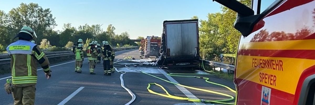 FW Speyer: LKW-Vollbrand auf der A61 - Fahrer unverletzt, Böschung und Waldfläche in Brand