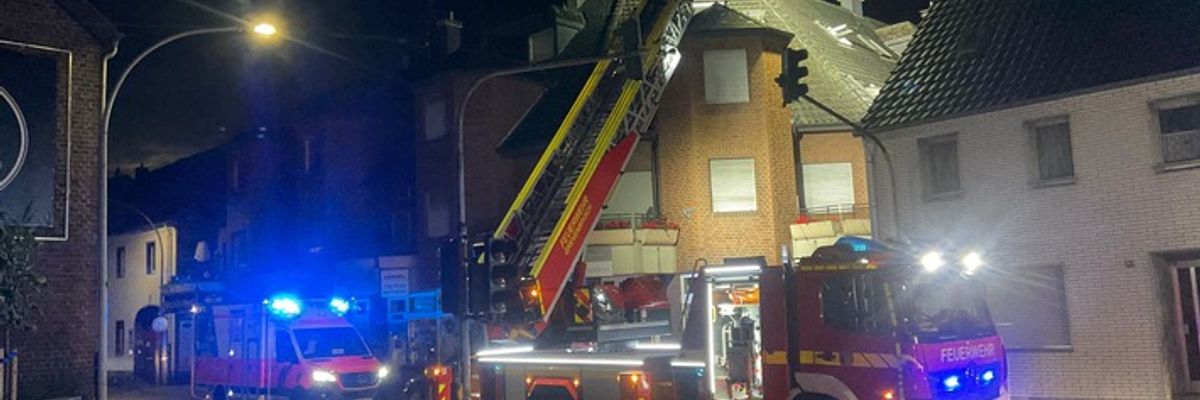 FW Grevenbroich: Rauchmelder rettet Leben: Feuerwehr löscht Brand in Mehrfamilienhaus und rettet Frau aus Wohnung