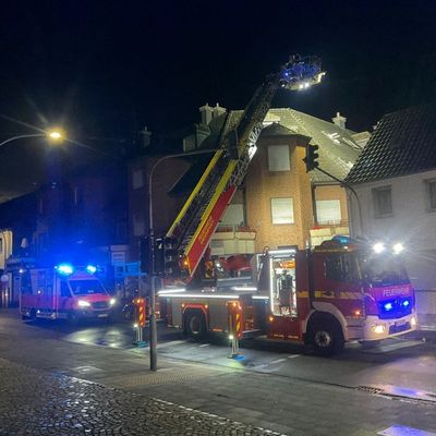 FW Grevenbroich: Rauchmelder rettet Leben: Feuerwehr löscht Brand in Mehrfamilienhaus und rettet Frau aus Wohnung