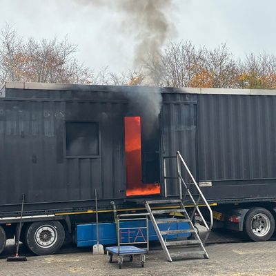 FW-OLL: Realistische Ausbildung im Brandübungscontainer für die Gemeinde-Feuerwehr Wardenburg