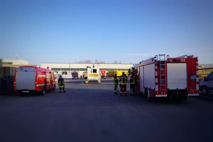 FW Neumünster: Gefahrguteinsatz in einem Logistikbetrieb in Neumünster / Gadeland