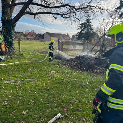 FW Flotwedel: Unklare Rauchentwicklung in Bröckel - Laubhaufen gerät in Brand