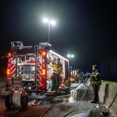 FW-NE: Zur richtigen Zeit am richtigen Ort: Feuerwehr Neuss löscht Lkw-Brand auf der A2 bei Hamm (Westfalen) | Spontane überörtliche Hilfe