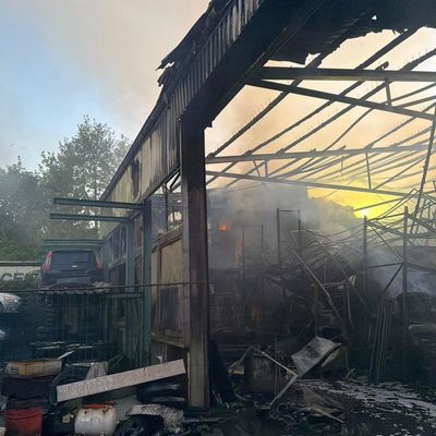FW Grevenbroich: Folgemeldung Großbrand Grevenbroich: Brand gegen 2:30 Uhr weitgehend gelöscht, Brandwache bleibt noch bis Freitagabend vor Ort.