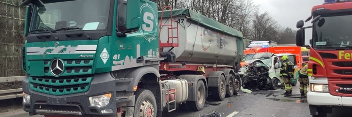 FW-GE: Verkehrsunfall auf der A2 - Eine verletzte Person