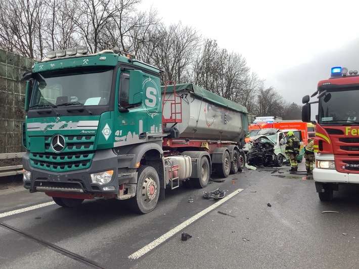 FW-GE: Verkehrsunfall auf der A2 - Eine verletzte Person
