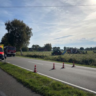 FW-AUR: Motorraum eines Schleppers in Flammen