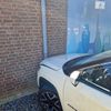 FW Meerbusch: PKW in Hauswand