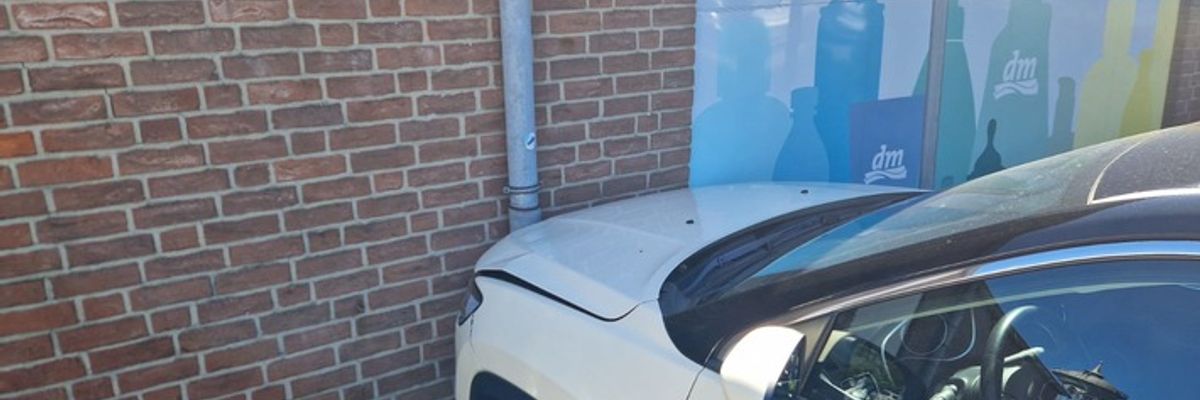 FW Meerbusch: PKW in Hauswand