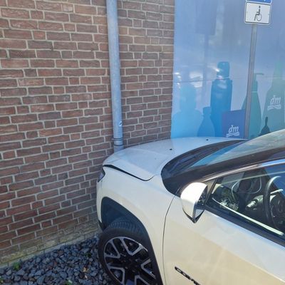 FW Meerbusch: PKW in Hauswand