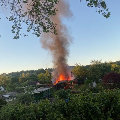 FW-MH: Vollbrand einer Gartenlaube in MH-Saarn