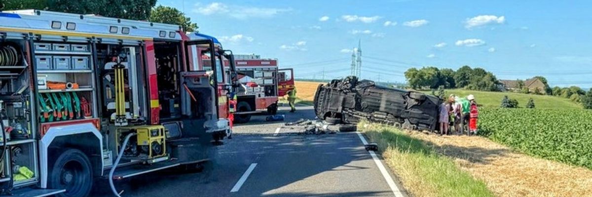 FW Grevenbroich: Vier Verletzte nach schwerem Verkehrsunfall bei Grevenbroich / Schwerverletzte mit Rettungshubschrauber in Kliniken geflogen