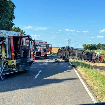 FW Grevenbroich: Vier Verletzte nach schwerem Verkehrsunfall bei Grevenbroich / Schwerverletzte mit Rettungshubschrauber in Kliniken geflogen