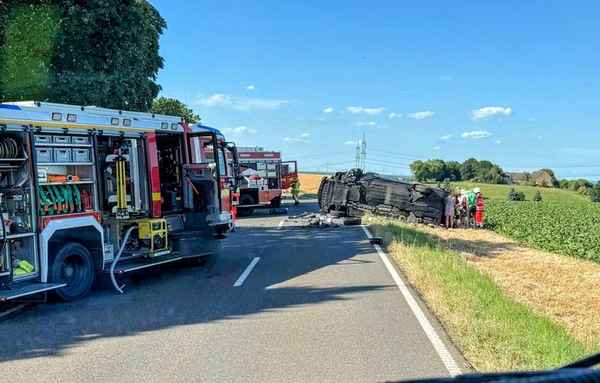 FW Grevenbroich: Vier Verletzte nach schwerem Verkehrsunfall bei Grevenbroich / Schwerverletzte mit Rettungshubschrauber in Kliniken geflogen