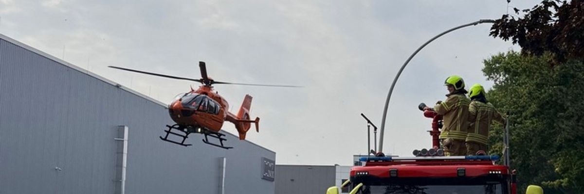 FW Ratingen: Schwerer Arbeitsunfall in Industriehalle - Mitarbeiter durch Stahlbleche eingeklemmt