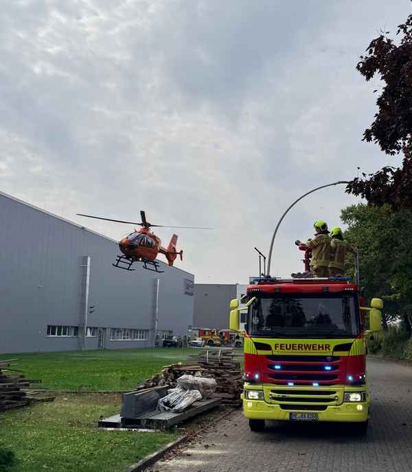 FW Ratingen: Schwerer Arbeitsunfall in Industriehalle - Mitarbeiter durch Stahlbleche eingeklemmt