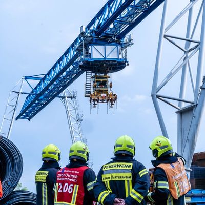 Feuerwehr MTK: Höhenrettung und Menschenrettung unter Stahlringen: Realistische Einsatzübung in Okriftel
