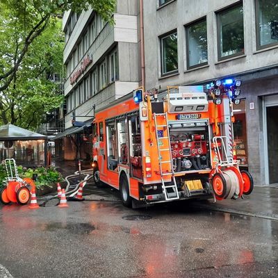 FW Stuttgart: Tiefgarage eines Wohn- und Geschäftshaus überflutet
