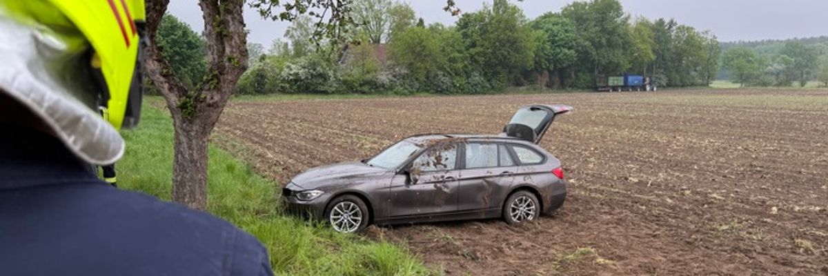 FW Flotwedel: Verkehrsunfall in Schepelse: Ersthelfer befreien Fahrerin vor Eintreffen der Feuerwehr (korrigierte Fassung)