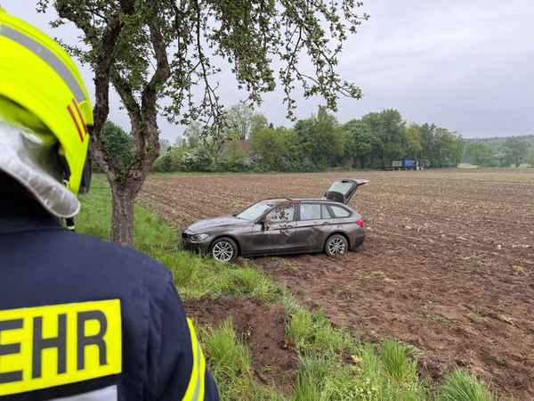 FW Flotwedel: Verkehrsunfall in Schepelse: Ersthelfer befreien Fahrerin vor Eintreffen der Feuerwehr (korrigierte Fassung)