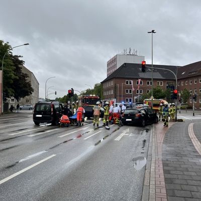 FW Bremerhaven: Schwerer Verkehrsunfall im Berufsverkehr, drei PKW beteiligt