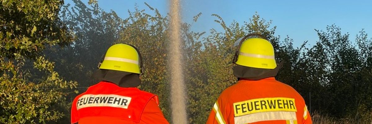 FW Lehrte: Regionsfeuerwehrbereitschaft des Brandschutzabschnitts 4 trainiert mit Kräften aus Burgdorf, Lehrte, Sehnde und Uetze die Wasserversorgung bei Vegetationsbränden