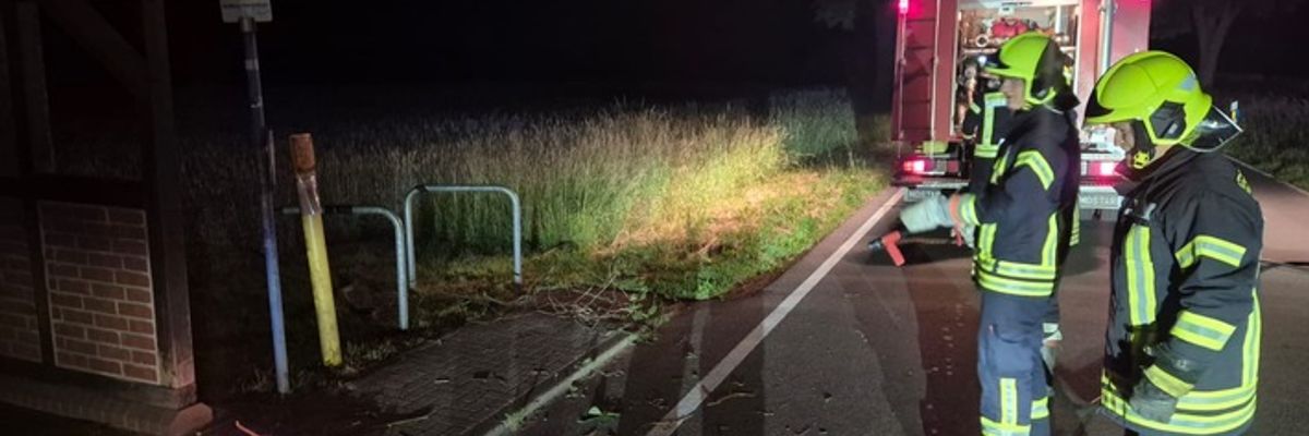 FW Flotwedel: Ortsfeuerwehr Offensen löscht Entstehungsbrand an Bushaltestelle