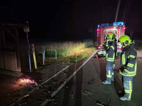 FW Flotwedel: Ortsfeuerwehr Offensen löscht Entstehungsbrand an Bushaltestelle