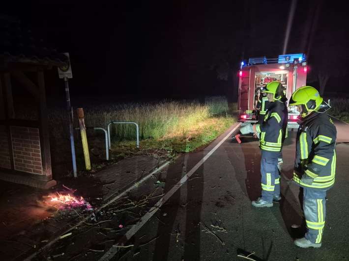 FW Flotwedel: Ortsfeuerwehr Offensen löscht Entstehungsbrand an Bushaltestelle