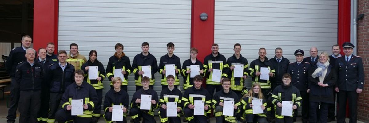FW Südheide: 16 neue Einsatzkräfte für die Freiwillige Feuerwehr 12 neue Feuerwehrleute aus der Gemeinde Südheide und 4 Mitglieder aus der Gemeinde Faßberg erreichen die "Qualifikationsstufe Einsatzfähigkeit".